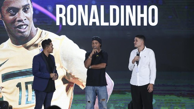 Gading Marten dengan bangga memamerkan kostum AC Milan miliknya yang berhasil dibubuhi tanda tangan Ronaldinho.