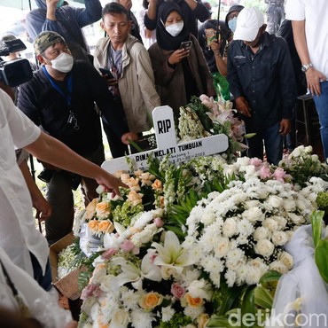 Rima Melati Telah Dimakamkan, Sang Putra Minta Dibukakan Pintu Maaf