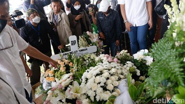 img-title Rima Melati Telah Dimakamkan, Sang Putra Minta Dibukakan Pintu Maaf