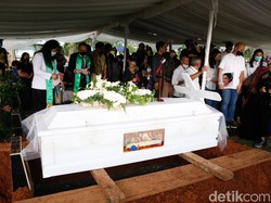 Rima Melati Dimakamkan, Anak: Sudah Bertemu Suami Terkasih di Sana