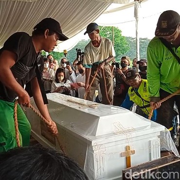 Diiringi Rintik Hujan, Jenazah Rima Melati Sudah dimakamkan di TPU Tanah Kusir