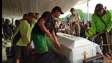 Diiringi Rintik Hujan, Jenazah Rima Melati Sudah dimakamkan di TPU Tanah Kusir