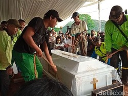 Hujan Iringi Pemakaman Rima Melati