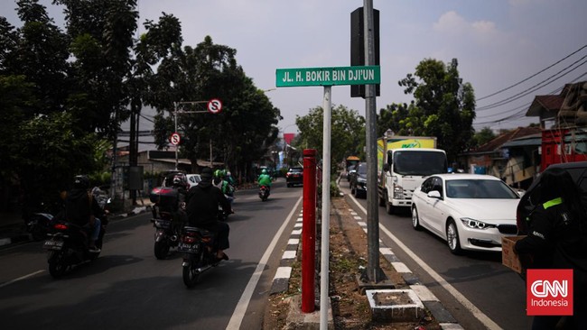 Kebijakan Anies kerap mengganti nama atau istilah mengundang polemik. Penggantian nama jalan dinilai telah mencabut sejarah lokal yang menyimpan kearifan.