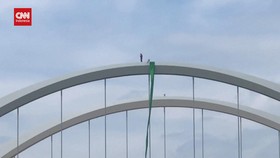 VIDEO: Protes Hak Aborsi, Pria di AS Naik ke Puncak Jembatan