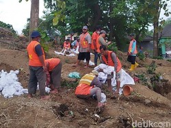 Ada Jenazah Covid-19 Masih Utuh di Pembongkaran Makam Proyek KLBM