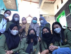 Mahasiswi KKN UPNVJT Bantu Ibu Lilik Produksi Kerupuk Samiler