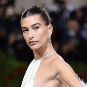 Tak Perlu Diet Ketat, 5 Kebiasaan Makan Hailey Bieber Ini Bisa Kamu Tiru Biar Langsing Kayak Model!