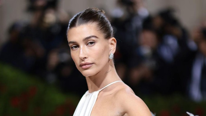 Tak Perlu Diet Ketat, 5 Kebiasaan Makan Hailey Bieber Ini Bisa Kamu Tiru Biar Langsing Kayak Model!