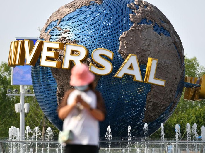 BEIJING, CHINA - JUNE 25: Tourists visit Universal Studios Beijing on the reopening day after a nearly two-month closure due to the recent COVID-19 resurgence on January 22, 2022 in Beijing, China. (Photo by VCG/VCG via Getty Images)
