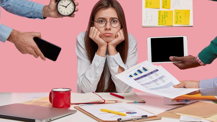 Jangan Panik, Ini 6 Cara Menenangkan Hati dan Pikiran saat Dikejar Deadline Kerja