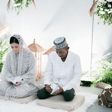 Segera Menikah dengan Sahabat, Intip 7 Potret Adinda Azani Gelar Pengajian