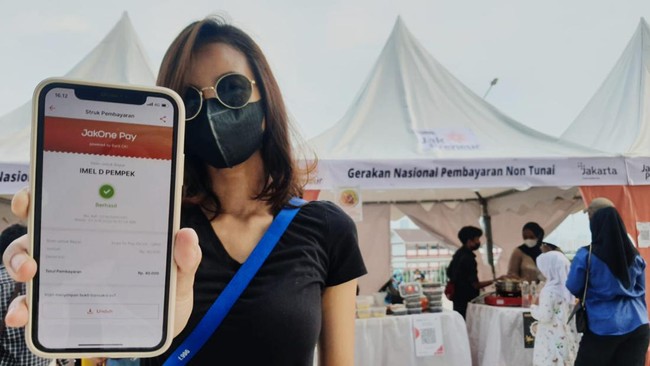 Bank DKI mengajak pengunjung merasakan pengalaman bertransaksi non-tunai melalui aplikasi JakOne Mobile dan JakOne Pay di booth UMKM di area JIS.