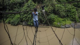 FOTO: Bertaruh Nyawa di Jembatan Kawat Besi Cianjur