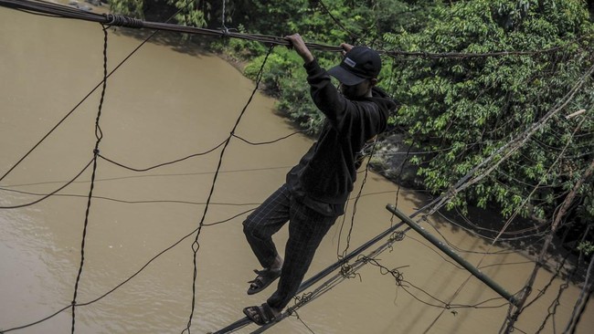 FOTO: Bertaruh Nyawa di Jembatan Kawat Besi Cianjur