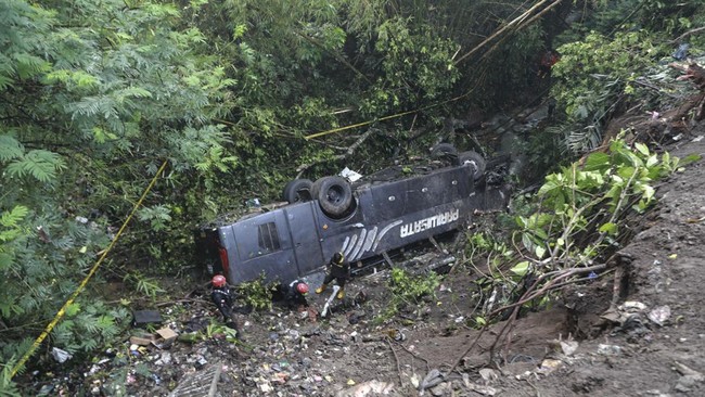 Polisi menyebut sopir bus tak bisa mengendalikan kendaraannya saat berada di jalan menurun lantaran rem kaki tak berfungsi sama sekali.