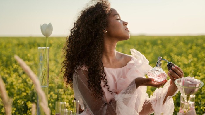 4 Cara Pakai Parfum Biar Wanginya Awet Seharian, Beauties Sudah Lakukan Nih? 4 Cara Pakai Parfum Biar Wanginya Awet Seharian, Beauties Sudah Lakukan Nih?