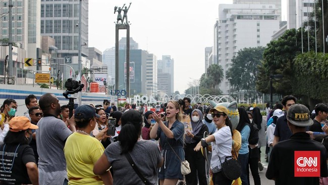 Masyarakat masih bisa beraktivitas, tetapi akan sedikit terganggu karena banyak tamu negara dan VVIP yang akan beraktivitas kegiatan pelantikan presiden.