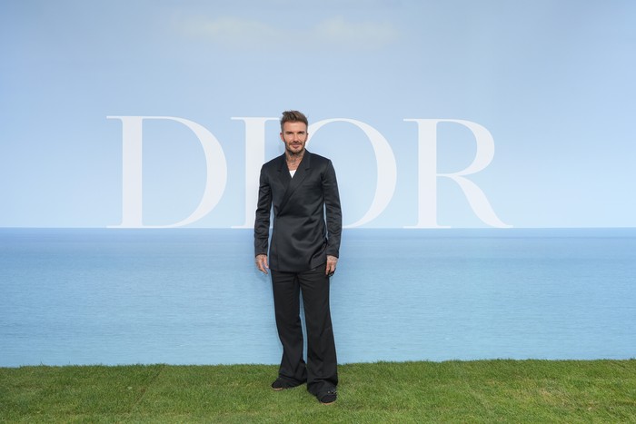 Turut hadir David Beckham yang terlihat elegan dalam setelan jas bergaya minimalis dan klasik. Foto: Getty Images For Christian Dior/Francois Durand