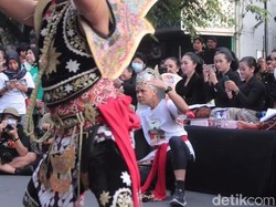 Pakai Aksesoris Gatotkaca, Ganjar Ikut Menari di CFD Solo