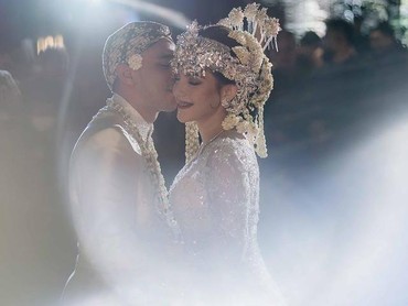Privat & Intim, 7 Momen Pernikahan Ikmal Tobing & Indah Lollyta Bahar