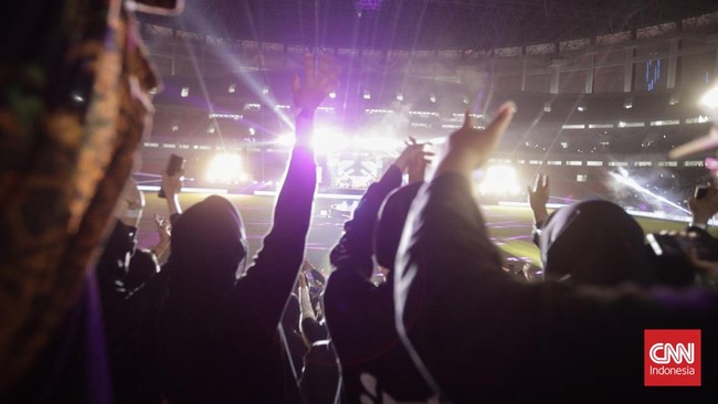 Masyarakat bersorak gembira saat Gubernur DKI Jakarta Anies Baswedan datang di acara Launching Jakarta International Stadium (JIS), Minggu (24/7).