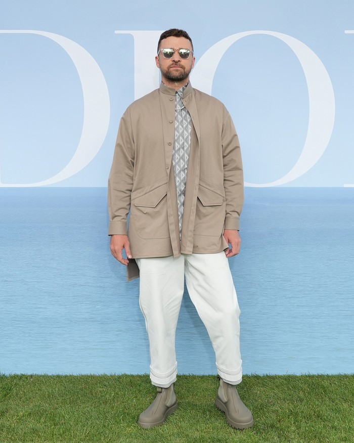 Justin Timberlake memadukaan jaket cokelat dengan kemeja dari koleksi CD 1947 lansiran Dior Men. Alih-alih sneakers atau pantofel, Justin memilih alas kaki berupa boots yang playful dalam warna abu-abu. Foto: Courtesy of Dior