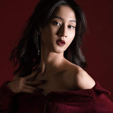 Lirik Lagu Darkest Hour - Astrid S ft Keisya Levronka