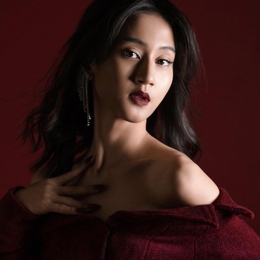 Lirik Lagu Darkest Hour - Astrid S ft Keisya Levronka