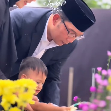 Kehadiran Tak Biasa Seekor Kucing Setiap Ridwan Kamil Kunjungi Makam Eril