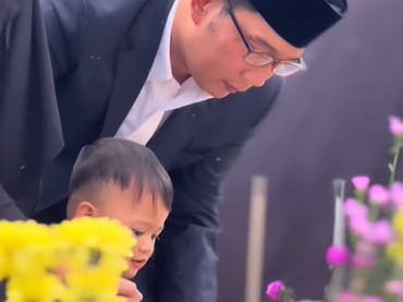 Kehadiran Tak Biasa Seekor Kucing Setiap Ridwan Kamil Kunjungi Makam Eril
