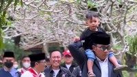 <p>Usai berkeliling kota dan mengunjungi panti asuhan, rombongan keluarga Ridwan Kamil datang ke makam Eril untuk berziarah. (Foto: Instagram @ataliapr)</p>