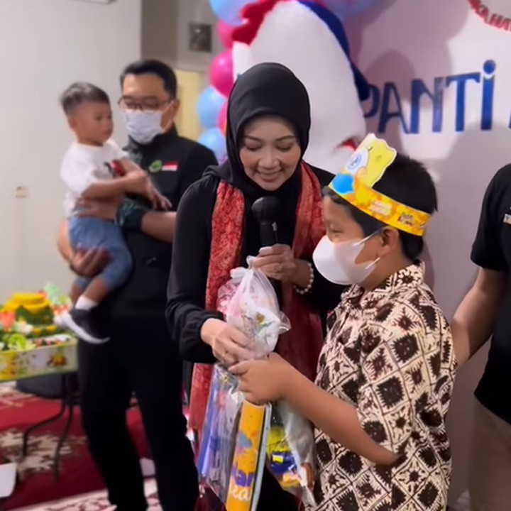 <p>Keluarga Ridwan Kamil juga berkunjung ke panti asuhan, Bunda. Mereka berbagi kebahagiaan kepada seluruh anak-anak di sana. Acara juga dilengkapi dengan sesi berdoa dan memotong tumpeng. (Foto: Instagram @ataliapr)</p>
