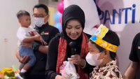 7 Potret Keluarga Ridwan Kamil Rayakan Ultah Mendiang Eril, Lakukan Aksi Berbagi Geberkahn