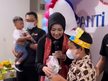 7 Potret Keluarga Ridwan Kamil Rayakan Ultah Mendiang Eril, Lakukan Aksi Berbagi Geberkahn
