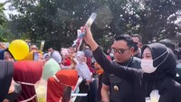 <p>Tak hanya keluarga Ridwan Kamil, aksi Geberkahn juga dilakukan oleh ribuan anak-anak muda yang tersebar di seluruh Jawa Barat. Selain bunga mawar, aksi Geberkhan juga membagi-bagikan makanan dan kebutuhan untuk membantu masyarakat. (Foto: Instagram @ataliapr)</p>