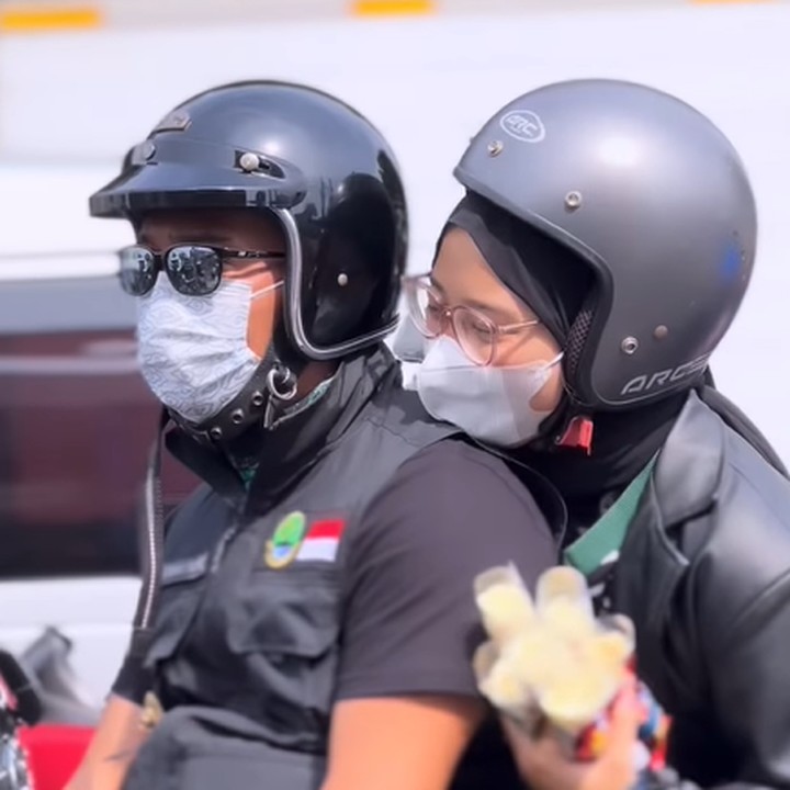 <p>Pada 25 Juni tepat di hari ulang tahun mendiang Eril, Ridwan Kamil mengajak sang putri, Camillia Laetitia Azzahra untuk berkeliling kota Bandung membagi-bagikan bunga mawar kepada banyak orang di jalanan. (Foto: Instagram @ataliapr)</p>