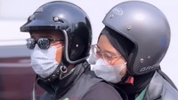 <p>Pada 25 Juni tepat di hari ulang tahun mendiang Eril, Ridwan Kamil mengajak sang putri, Camillia Laetitia Azzahra untuk berkeliling kota Bandung membagi-bagikan bunga mawar kepada banyak orang di jalanan. (Foto: Instagram @ataliapr)</p>