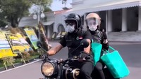 <p>Keluarga Gubernur Jawa Barat, Ridwan Kamil tengah merayakan ulang tahun mendiang Emmeril Kahn Mumtadz. Pada hari ini, Eril seharusnya telah berusia 23 tahun. Untuk mengenang Eril, mereka membuat gerakan berbagi kebaikan dan keberkahan yang diberi nama Geberkahn #JejakEril. (Foto: Instagram @ataliapr)</p>