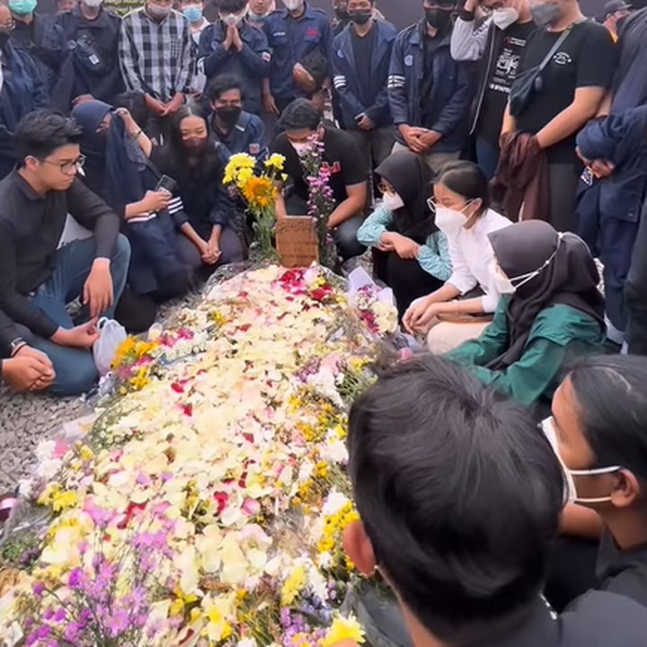 <p>Makam Eril langsung dikerumuni oleh banyak orang. Semuanya mengirimkan doa untuk Emmeril Kahn Mumtadz yang telah berpulang pada 26 Mei 2022 lalu. (Foto: Instagram @ataliapr)</p>