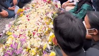 <p>Makam Eril langsung dikerumuni oleh banyak orang. Semuanya mengirimkan doa untuk Emmeril Kahn Mumtadz yang telah berpulang pada 26 Mei 2022 lalu. (Foto: Instagram @ataliapr)</p>