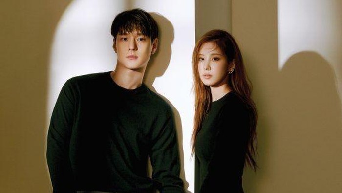 Tak Melulu Pakai Hanbok, Konsep Prewedding Serba Hitam ala Korea Selatan Juga Aesthetic Lho!