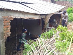 Tebing 6 Meter di Trenggalek Longsor Timpa dan Rusak Rumah Warga