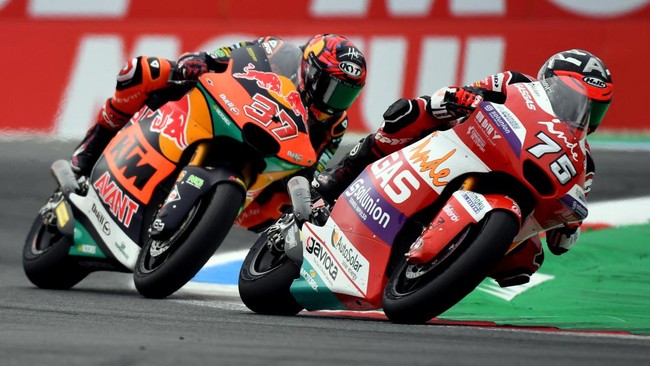 Pembalap KTM Augusto Fernandez meraih back-to-back kemenangan di Moto2 Belanda 2022. Sementara Pertamina Mandalika Bo Bendsneyder meraih finis terbaik.