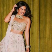 Dari Glamor hingga Colorful, Berikut Penampilan Priyanka Chopra dalam Balutan Sari Khas India