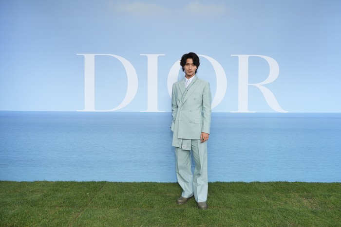 Aktor Jepang Ryusei Yokohama terlihat menawan dalam kreasi setelan bergaya modern. Foto: Getty Images For Christian Dior/Francois Durand