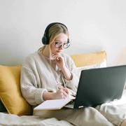 3 Kerja Sampingan yang Bisa Kamu Jalankan Sambil Duduk Nyaman di Sofa