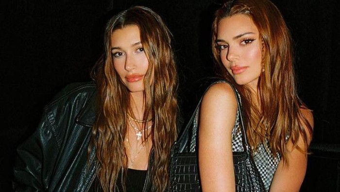 Jadi Bestie Sejak Lama, Simak Gaya Kendall Jenner dan Hailey Bieber saat Hangout Bareng
