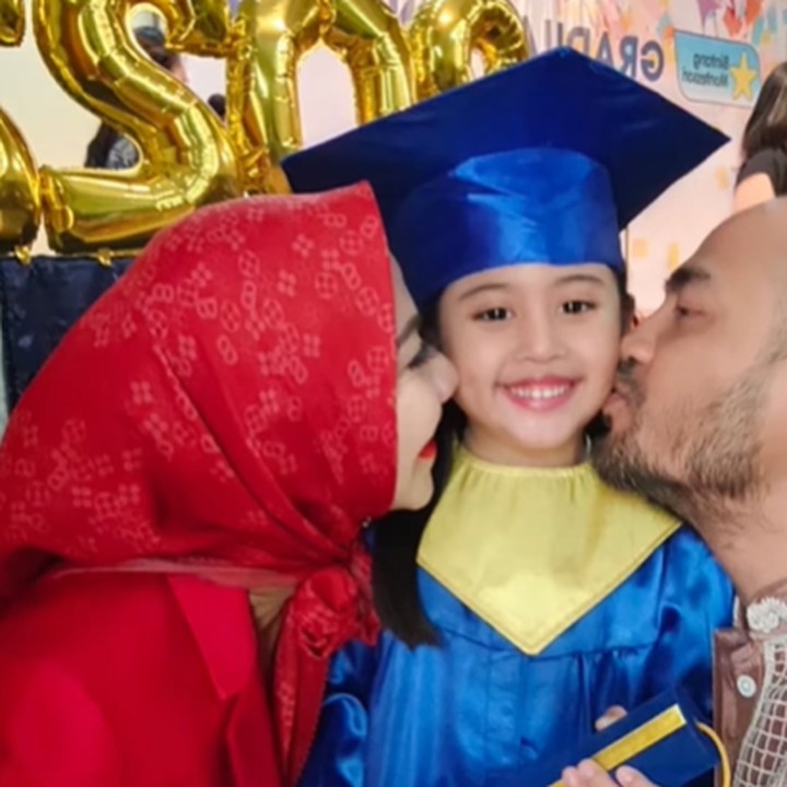 <p>Vania juga dibanjiri kecupan manis dari Venna Melinda dan suaminya tercinta, Ferry Irawan. (Foto: Instagram @vennamelindareal)</p>