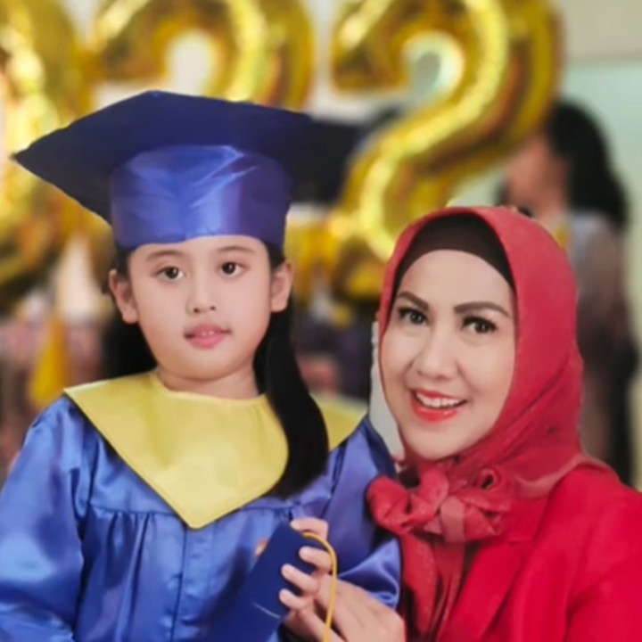<p>Anak angkat Venna Melinda, Vania Athabina sudah tumbuh besar. Ia baru saja mengikuti wisuda, Bunda. (Foto: Instagram @vennamelindareal)</p>